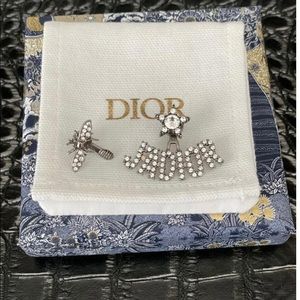 J'ADIOR EARRINGS
Antique Palladium-Finish Metal and White Crystals